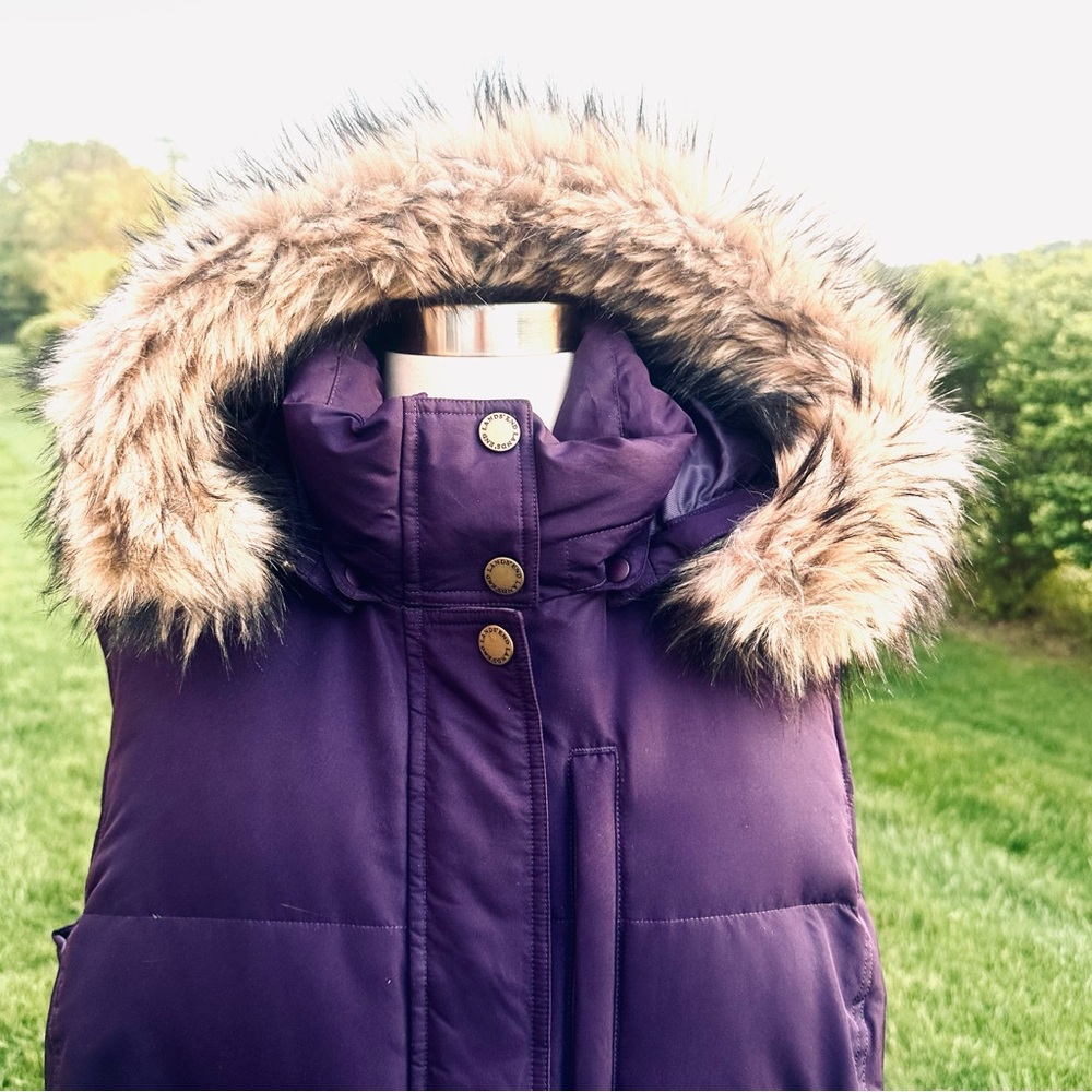 Lands’ End down puffer plus size vest with detachable hood - Picture 12 of 15